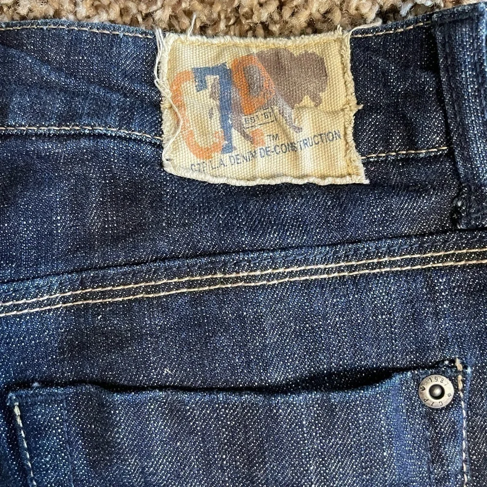 C7P size 5 mid rise knee high dark wash jean shorts - Picture 3 of 6